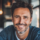 Homme souriant dans un café moderne
